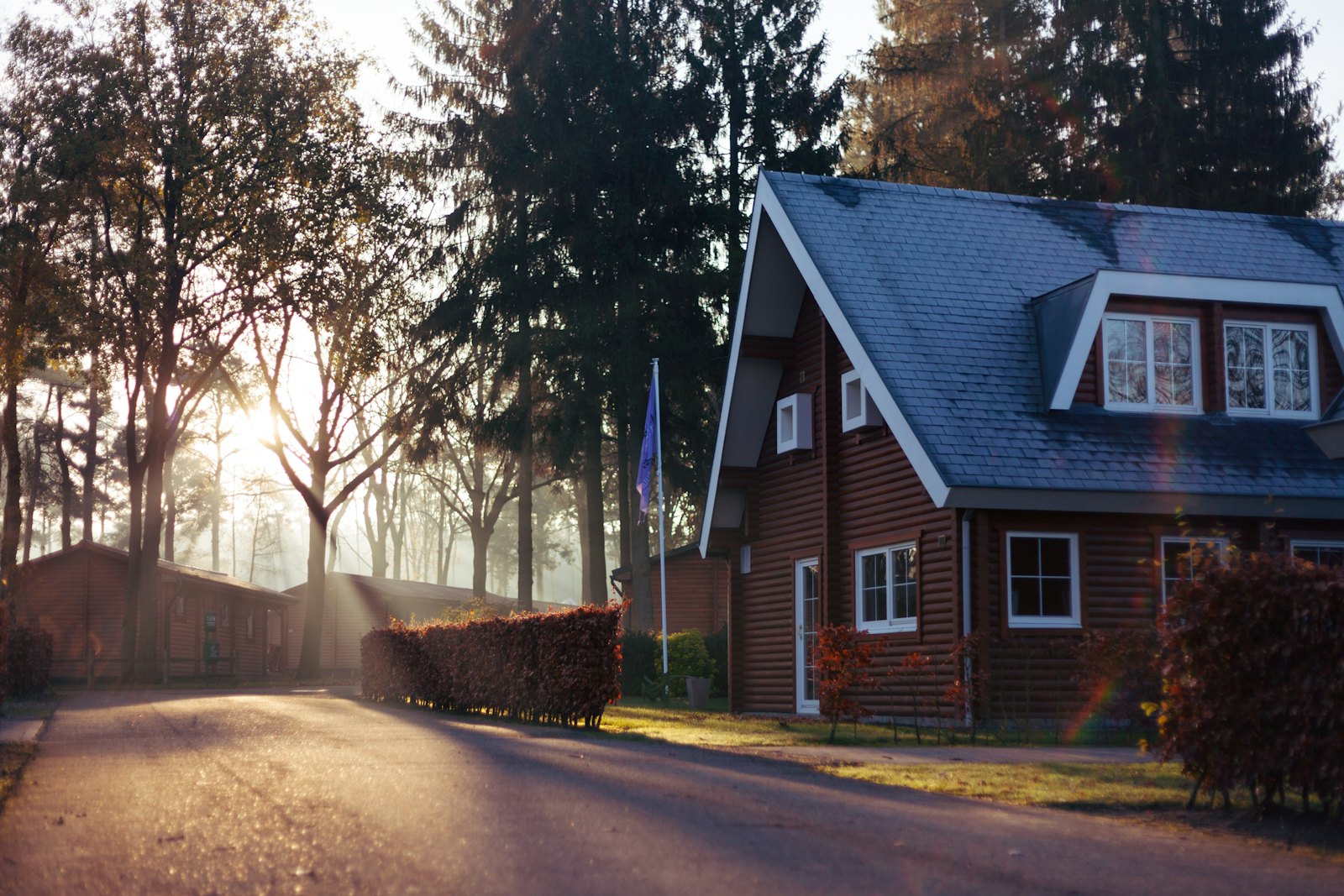 Woning in het groen met houten ramen